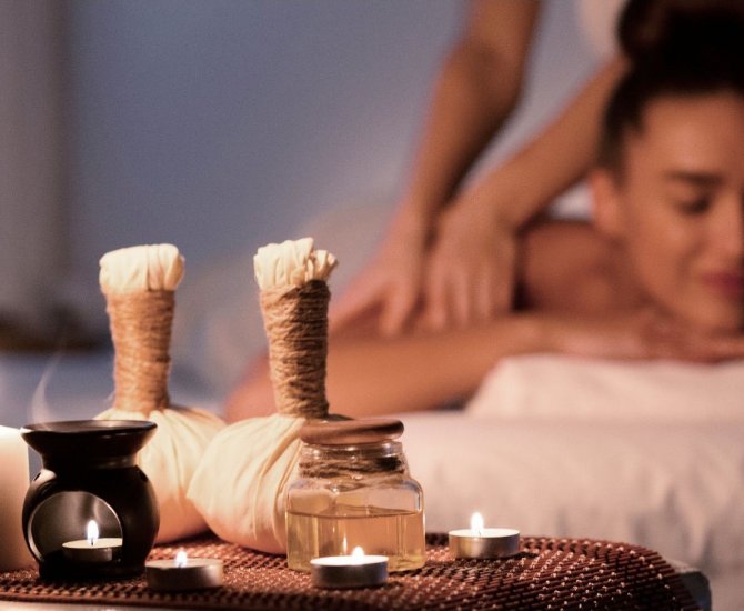 Heiße Kräutermassage