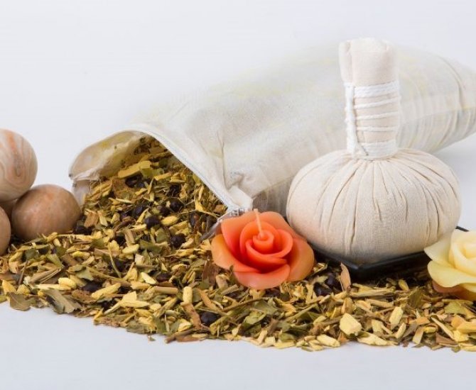 Heiße Kräutermassage