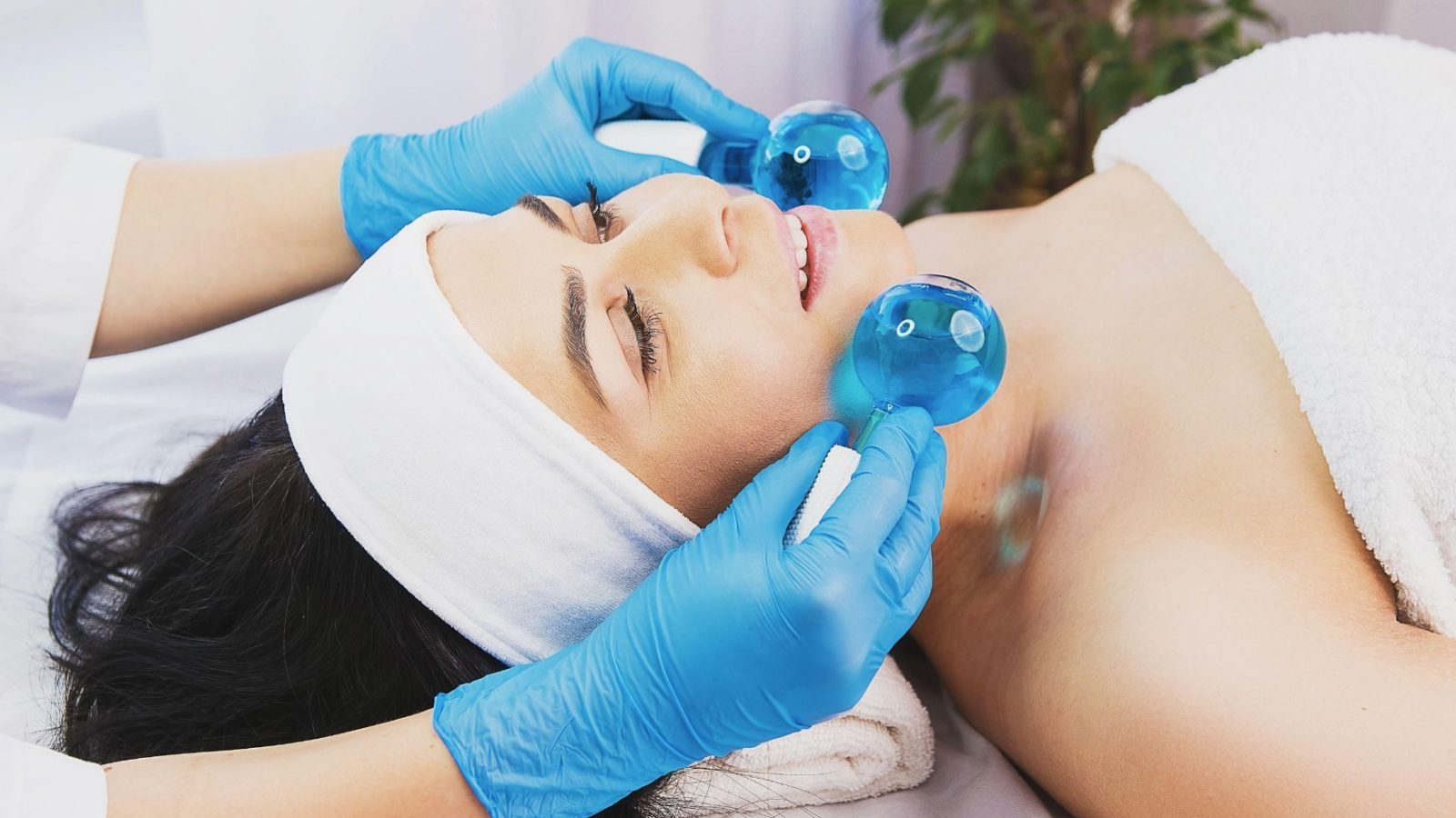 Masáž tváre ľadovými guľami