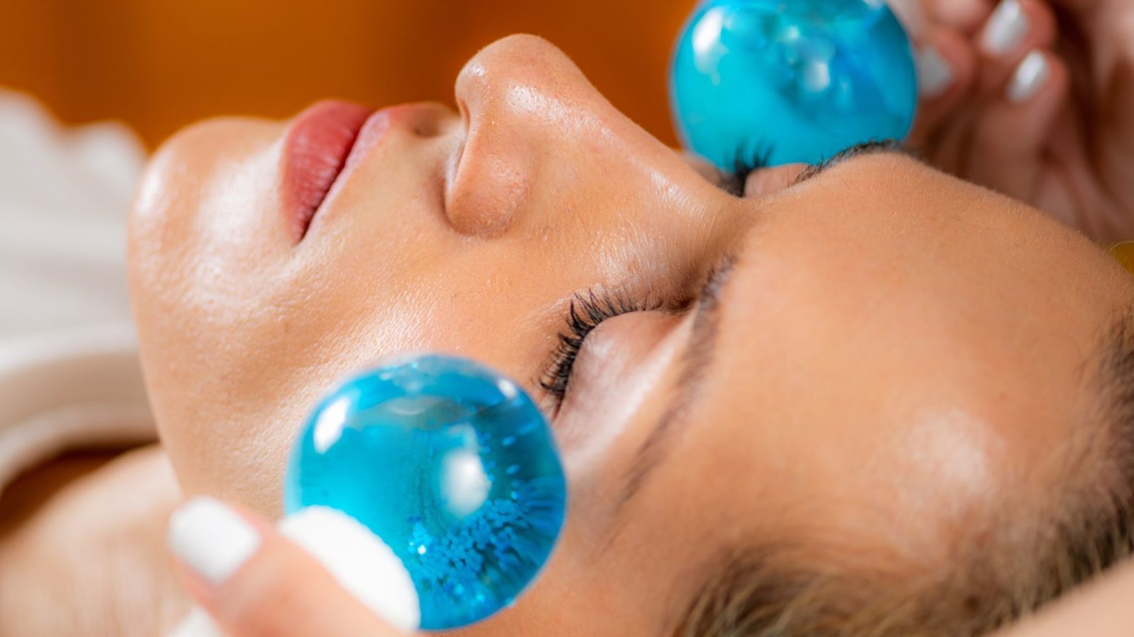 Masáž tváre ľadovými guľami