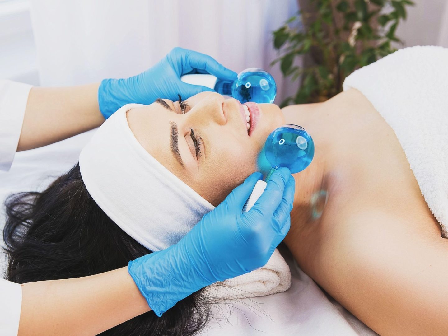 Masáž tváre ľadovými guľami