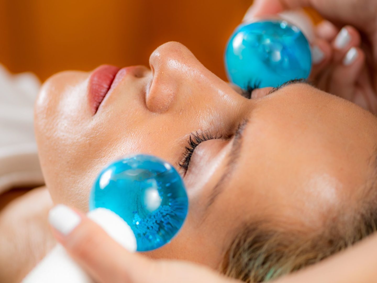 Masáž tváre ľadovými guľami
